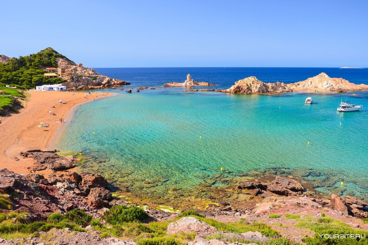Es sieht aus wie die Malediven, liegt aber in Spanien: eine menschenleere Bucht mit kristallklarem Wasser, der perfekte Ort für einen Besuch in diesem Sommer.