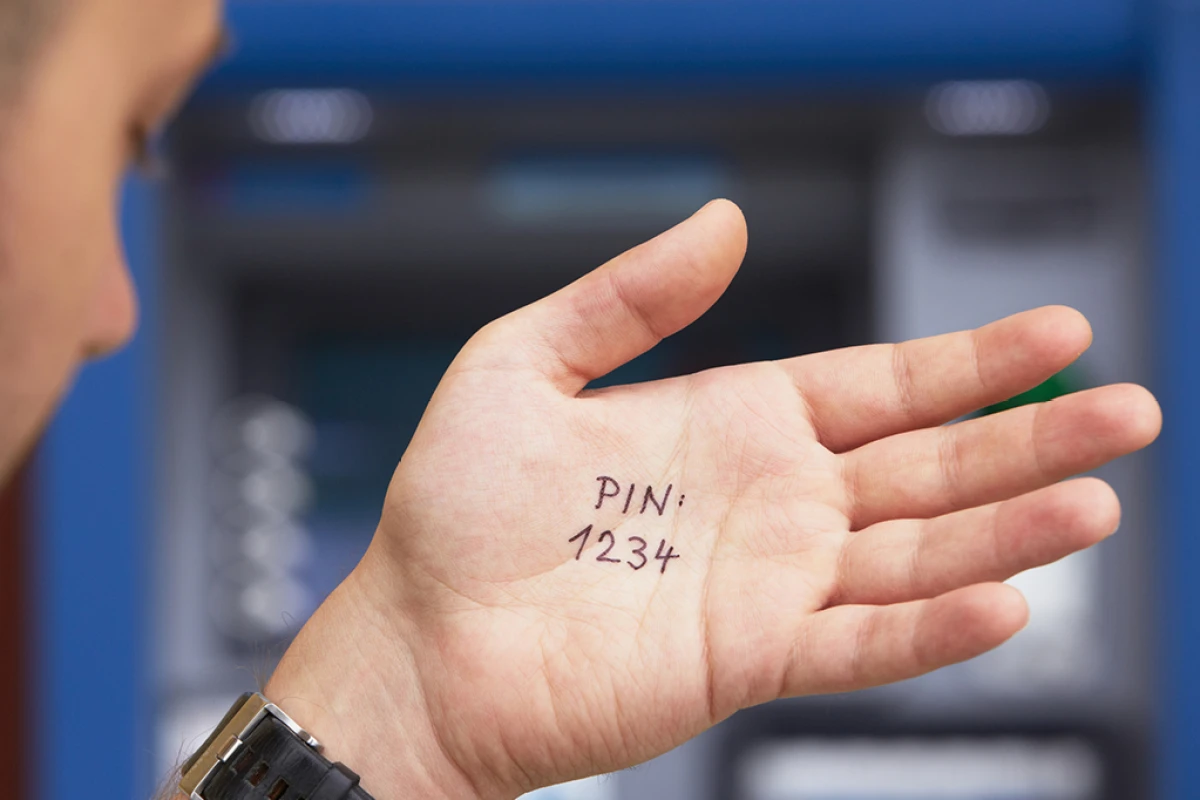 Wenn die PIN-Nummer Ihrer Kreditkarte auf dieser Liste steht, müssen Sie sie sofort ändern: Ihr Bankkonto könnte leergeräumt werden Betrüger verwenden eine Liste von Codes, um Geld von unseren Bankkarten zu stehlen