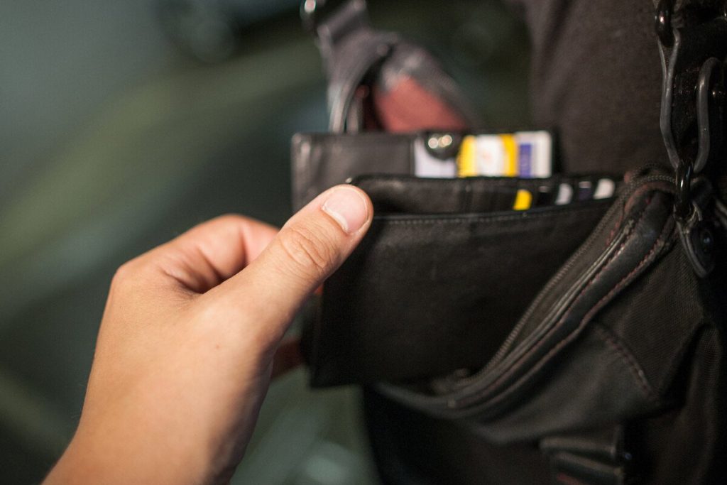 Was soll ich tun, wenn meine Karte gestohlen wurde, Bargeld abgehoben wurde und meine Bank den Schaden nicht übernimmt?