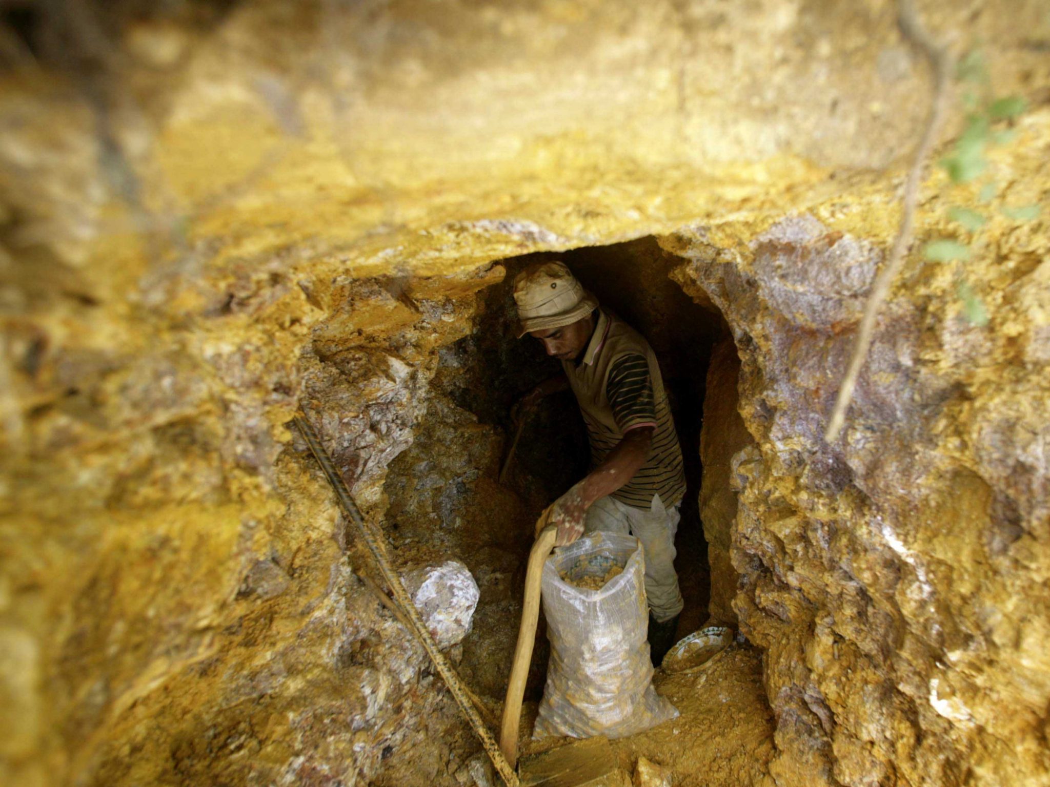 Bergleute bohren und entdecken einzigartige Goldlagerstätte in Europa
