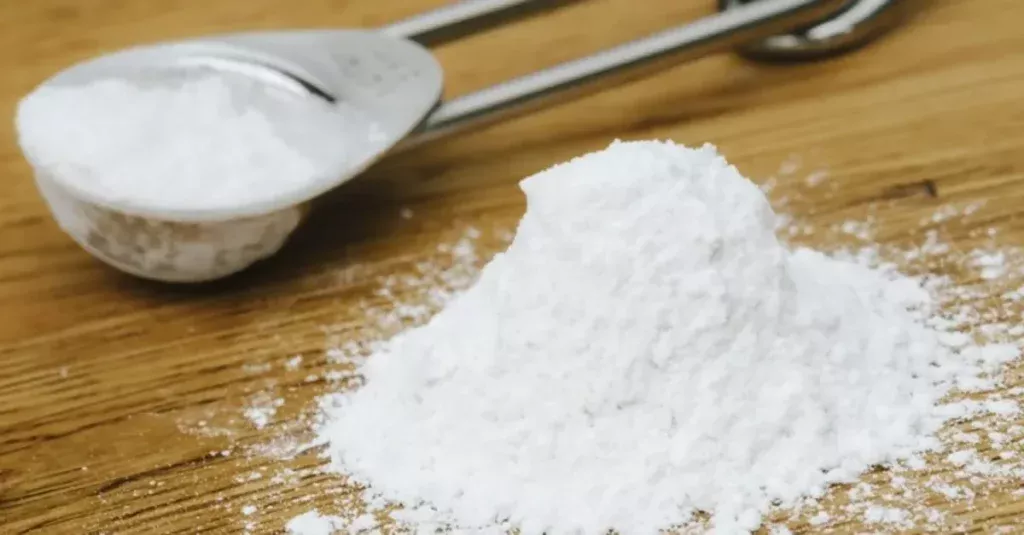 Genialer Trick mit Alufolie und Backpulver: Besteck glänzt wie neu, ohne Waschen und teure Reinigungsmittel