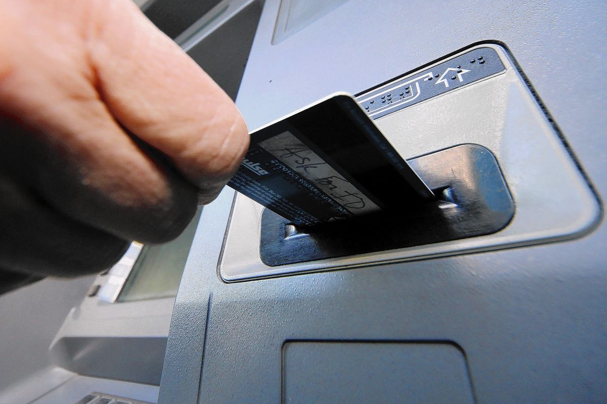 Eine Geste mit der Karte beim Abheben von Geld am Geldautomaten, die Ihnen den Urlaub verderben kann: Alle Banken warnen davor