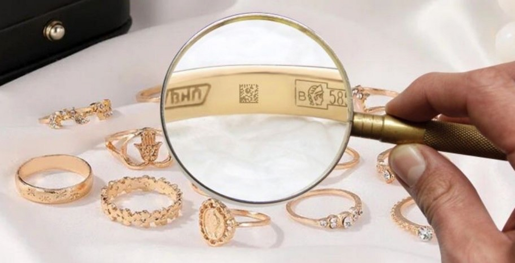 Er geht zu einem Juwelier, um ein goldenes Armband zu begutachten, das er von seiner Großmutter geerbt hat, um eine Entscheidung für sein Leben zu treffen, und kommt verwirrt aus dem Juweliergeschäft.
