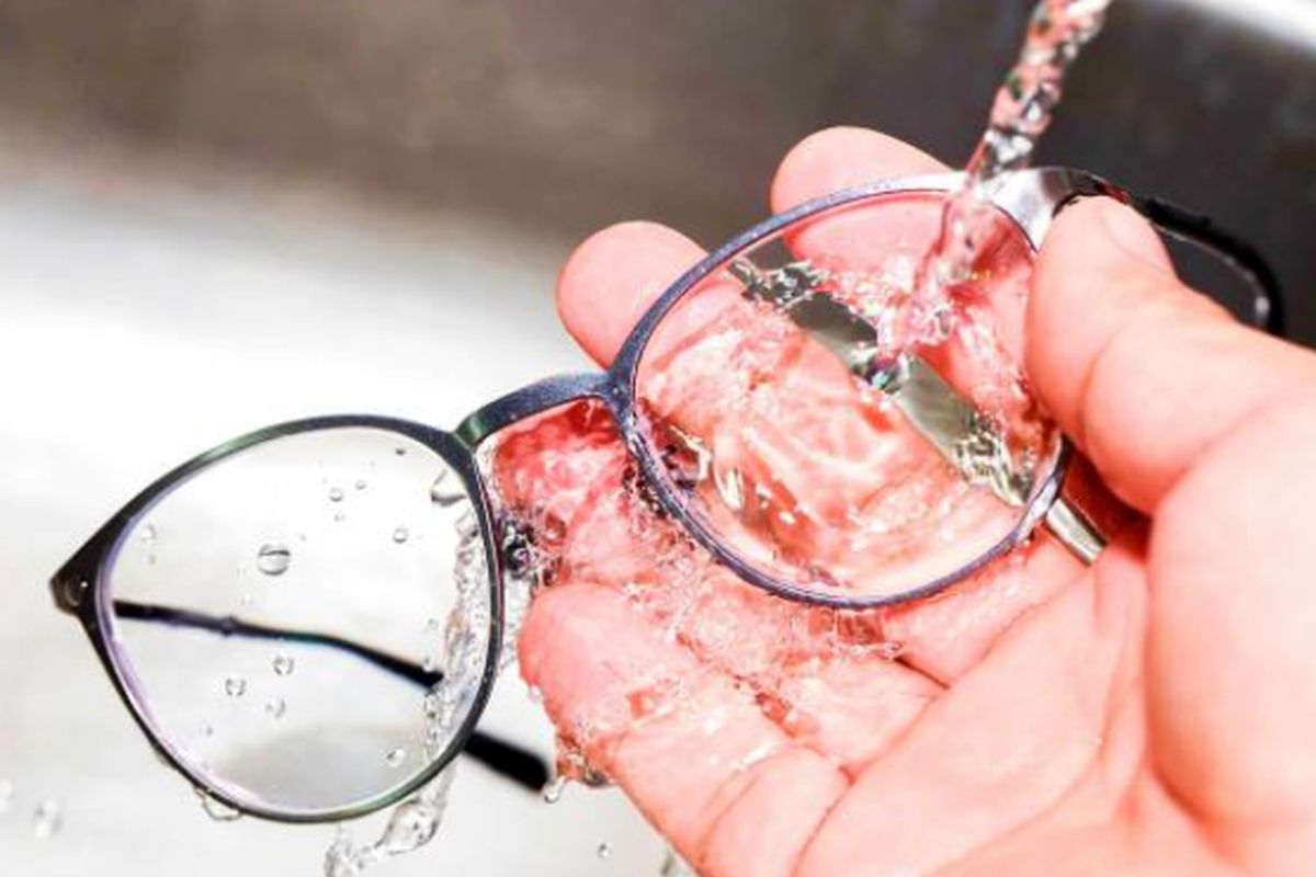 Verwenden Sie keine Lappen und Servietten mehr, diese erstaunliche Methode macht Ihre Brille perfekt sauber und kratzerfrei