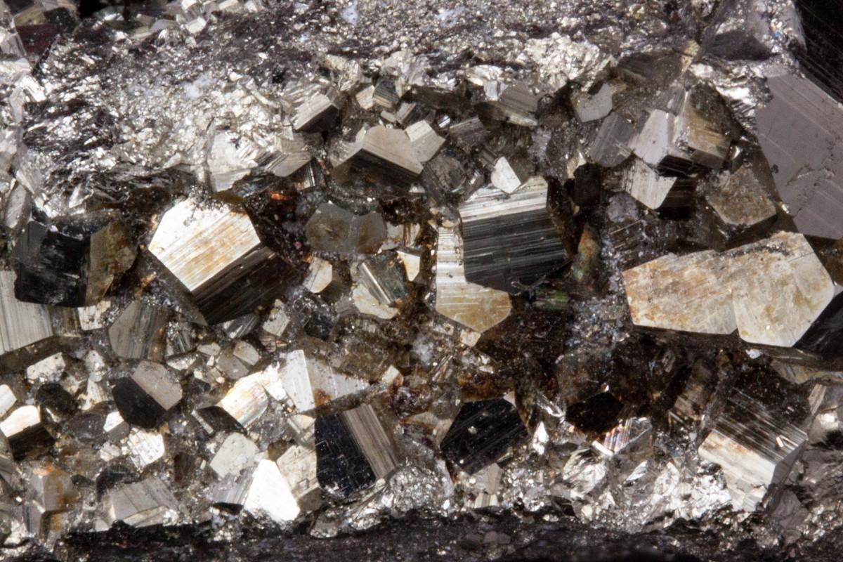 Geologen haben das weltweit größte Eisenvorkommen entdeckt, dessen Wert auf 5,6 Billionen Euro geschätzt wird