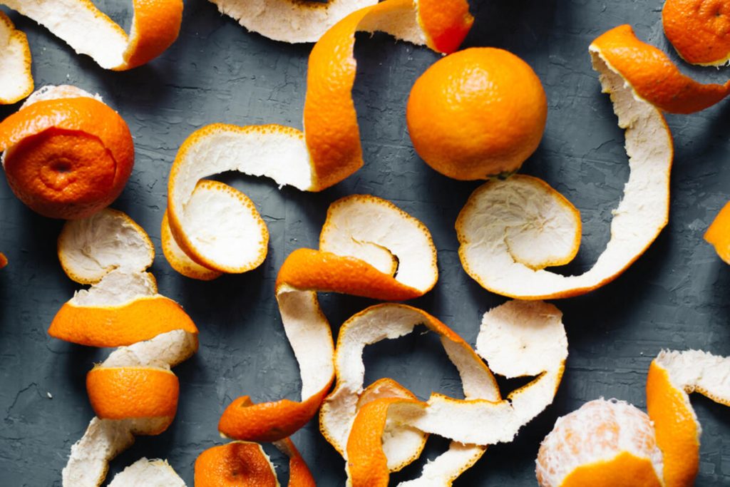 Ein Trick mit Orangenschalen, der Ihrem schlimmsten Albtraum in der Küche diesen Sommer ein Ende bereitet