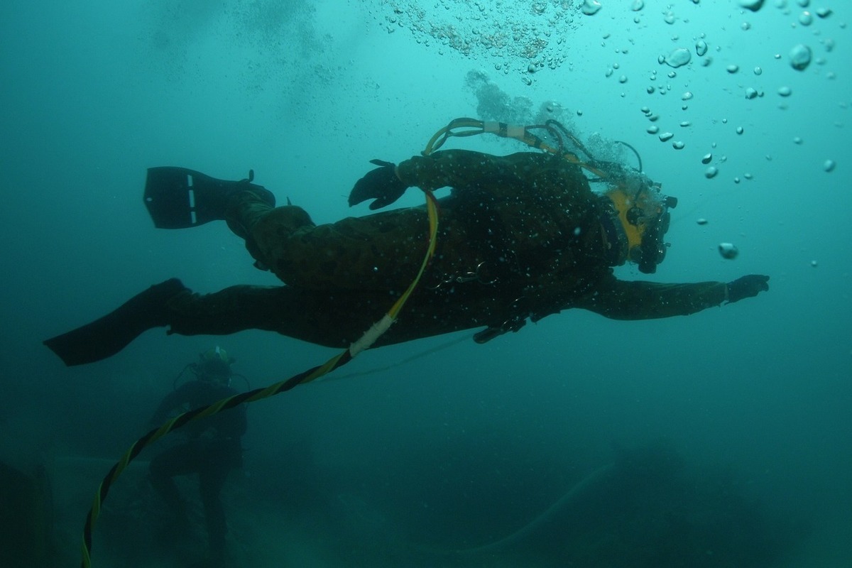 Ein mysteriöses Schiffswrack in der Adria wird erforscht. Das Schiff transportierte Schätze.