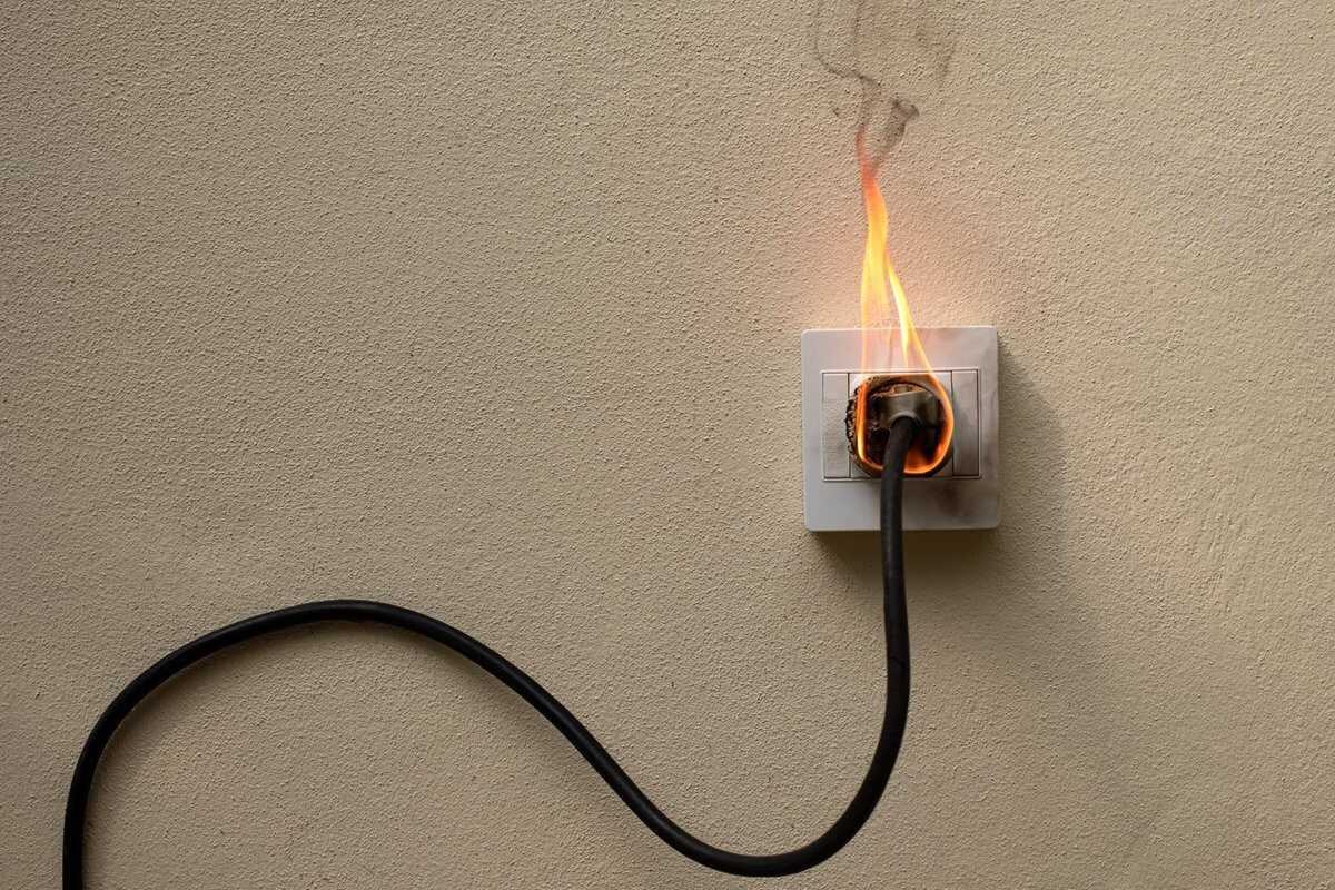 Gerät, das nach jedem Gebrauch vom Stromnetz getrennt werden muss, um einen Brand zu vermeiden.