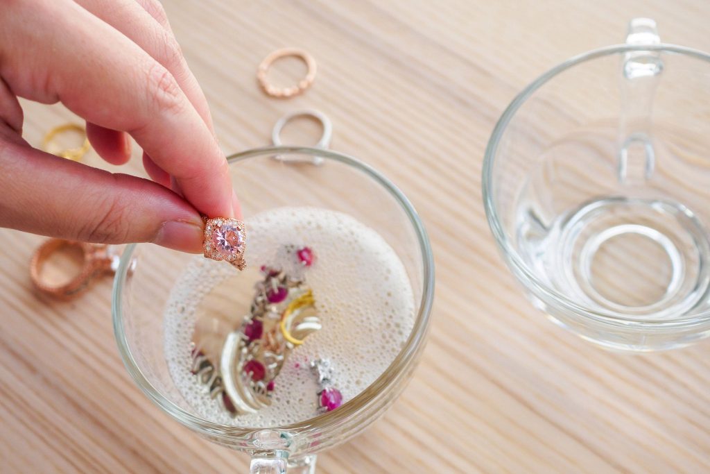 Ein einfacher Trick zum Reinigen von Schmuck, der wie ein Zauberstab wirkt: Er sieht danach aus wie neu