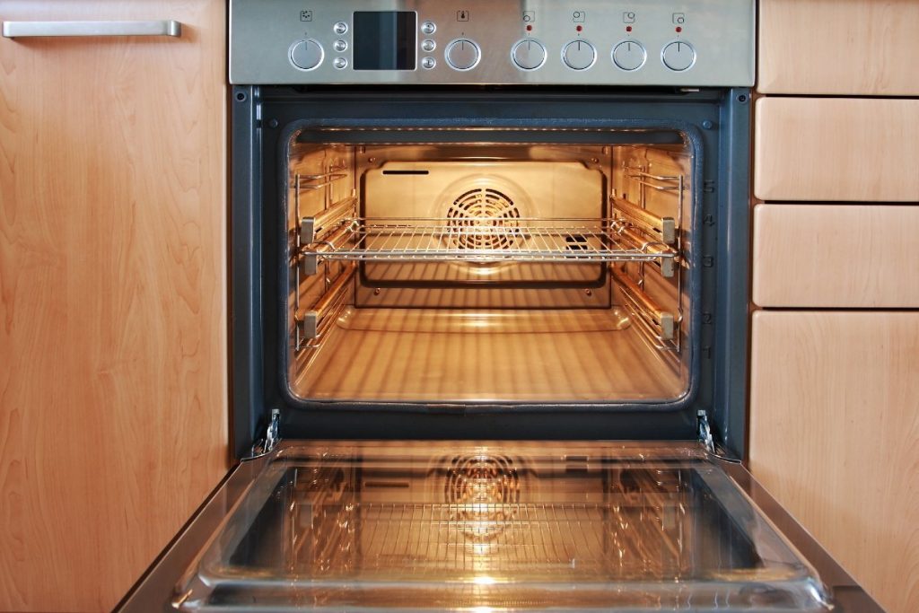 Eine wenig bekannte und effektive Methode, um den Backofen im Schlaf blitzblank zu reinigen