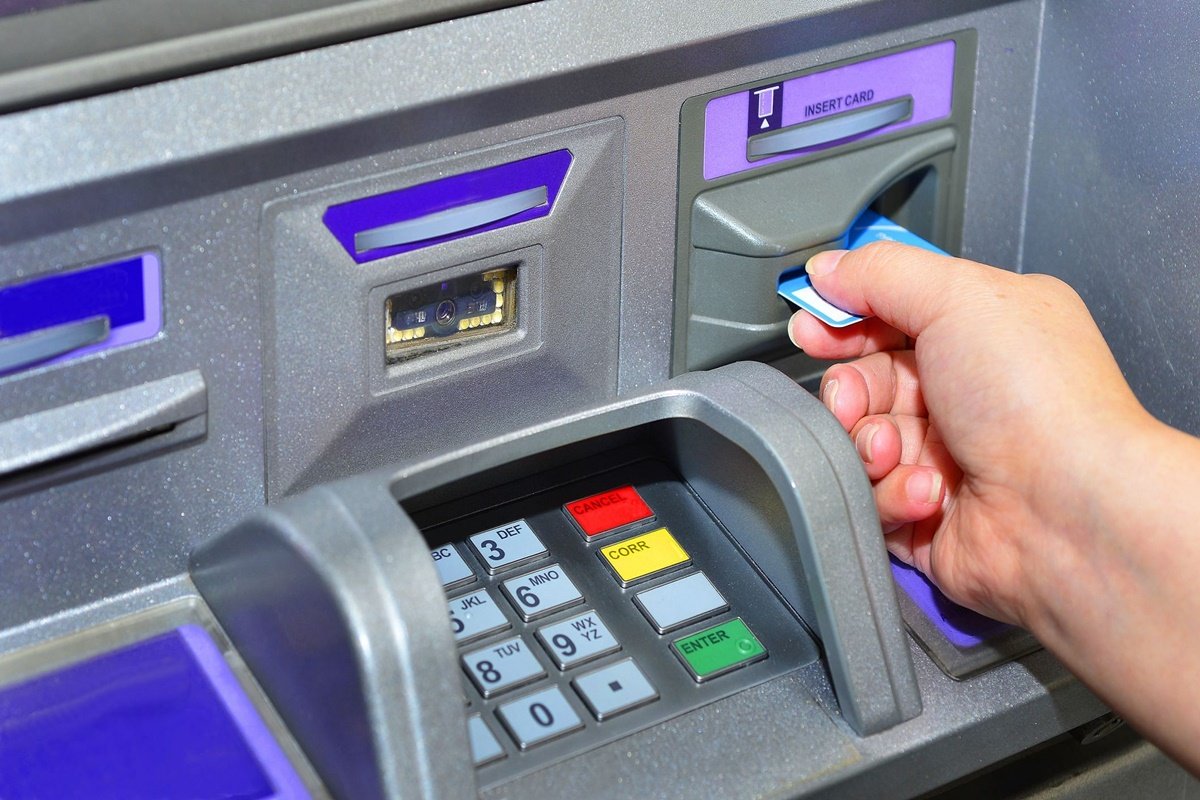 Geldautomat: Die Taste, die Sie nach dem Abheben von Bargeld drücken müssen, um Betrug zu vermeiden