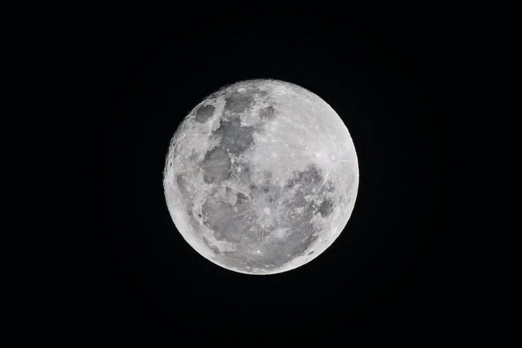 Wie man den Mond mit dem Handy fotografiert und dabei nicht ums Leben kommt