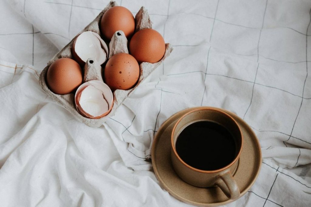 Eiererschalen mit Kaffee: eine von Experten empfohlene Mischung, und hier ist der Grund dafür