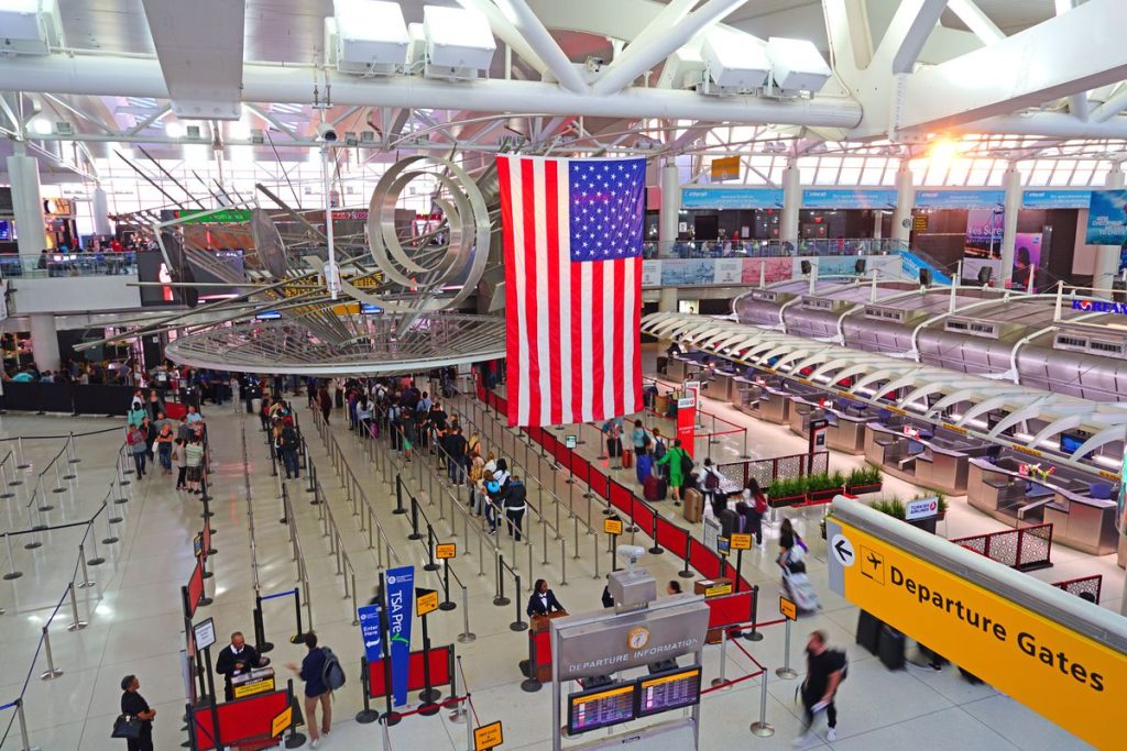 Flughafen in erhöhter Alarmbereitschaft: Die USA lassen niemanden ins Land und aus dem Land, der diesen Test nicht besteht