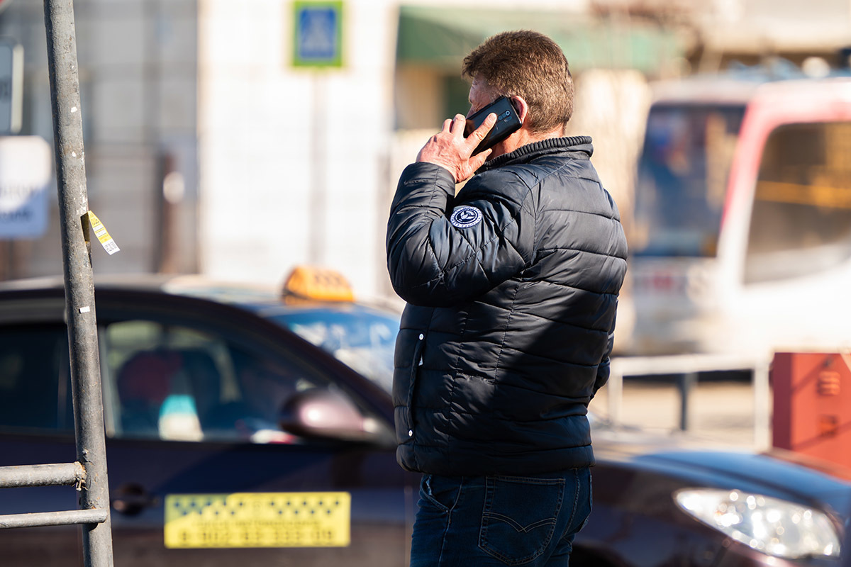 Sagen Sie diese beiden Wörter niemals, wenn Sie ans Telefon gehen, wenn Sie nicht Opfer von Betrügern werden wollen