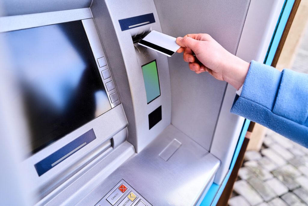 Geldautomaten: Was Sie beim Abheben von Bargeld beachten sollten, um Betrug zu vermeiden