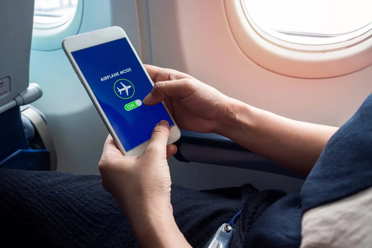 Flugmodus. Der Pilot erklärt, was passiert, wenn man ihn während des Fluges nicht ausschaltet
