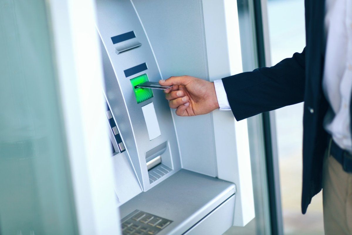 Geldautomat: Die Taste, die Sie nach dem Abheben von Bargeld drücken müssen, um Betrug zu vermeiden