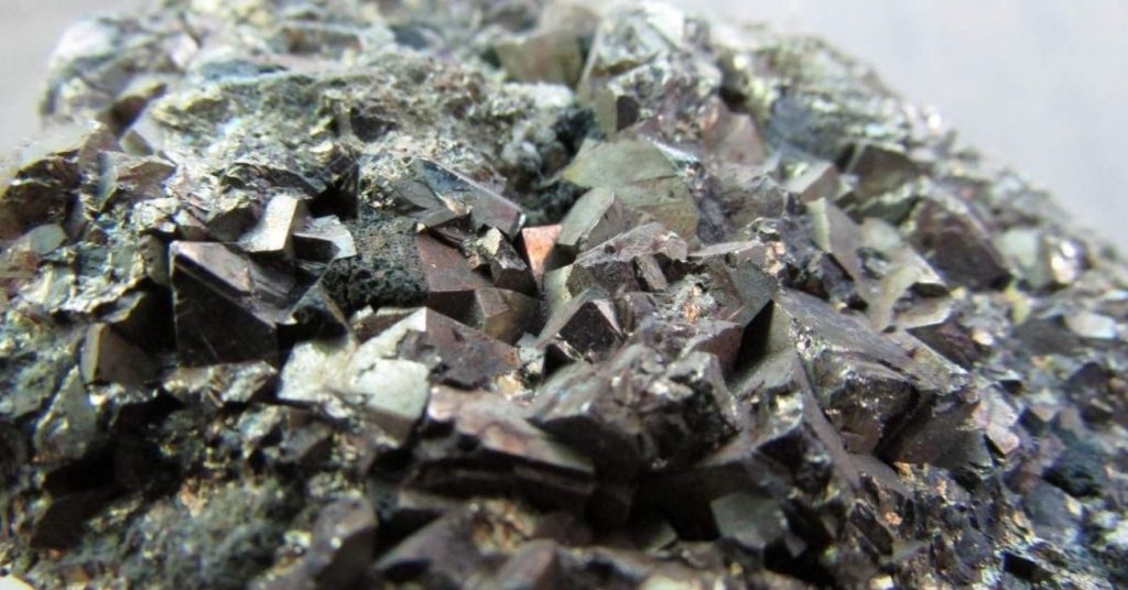 Geologen haben das weltweit größte Eisenvorkommen entdeckt, dessen Wert auf 5,6 Billionen Euro geschätzt wird