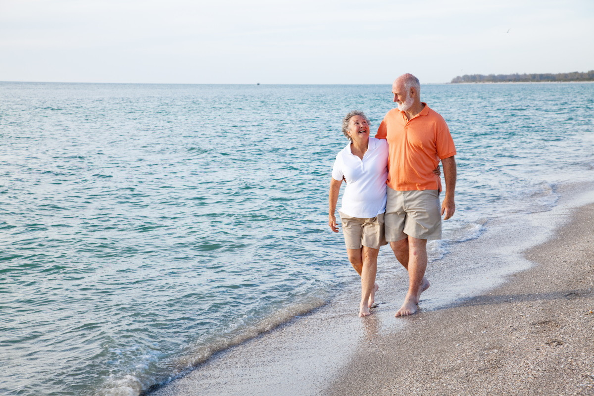 6 Ideen für einen organisierten Urlaub für Menschen über 70, damit sie diesen Sommer nicht allein bleiben.