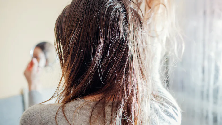 Seien Sie vorsichtig mit diesem Produkt. Es kann das Nachfetten der Haare beschleunigen.