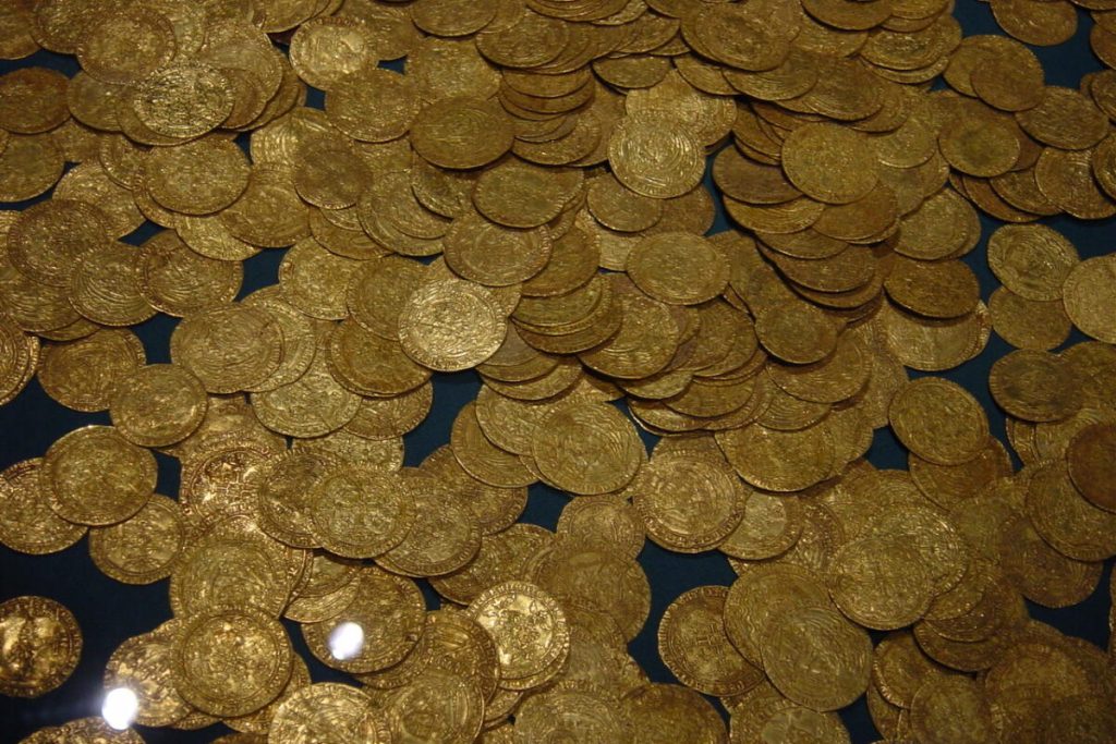 Archäologen haben in einem vor 2200 Jahren verlassenen Dorf einen Schatz aus Hunderten von Goldmünzen und Edelsteinen entdeckt