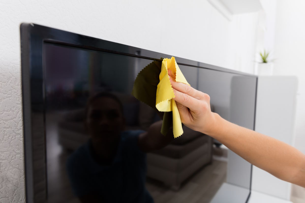 Tun Sie das niemals: Ein häufiger Fehler, den Sie laut Experten beim Reinigen Ihres Fernsehbildschirms vermeiden sollten