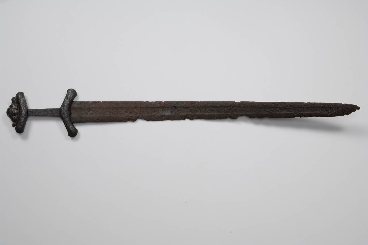 Beim Säubern des Flusses fanden sie zufällig einen mittelalterlichen Schatz mit Gold, der vor 1000 Jahren hergestellt wurde.