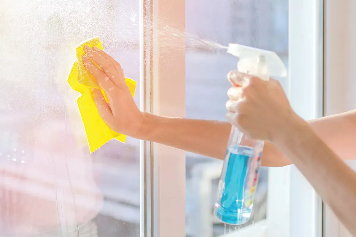 Weder Seife noch Backpulver: Ein einfacher Trick, damit die Fenster in Ihrem Zuhause sauber und streifenfrei bleiben