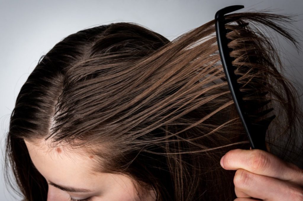 Seien Sie vorsichtig mit diesem Produkt. Es kann das Nachfetten der Haare beschleunigen.