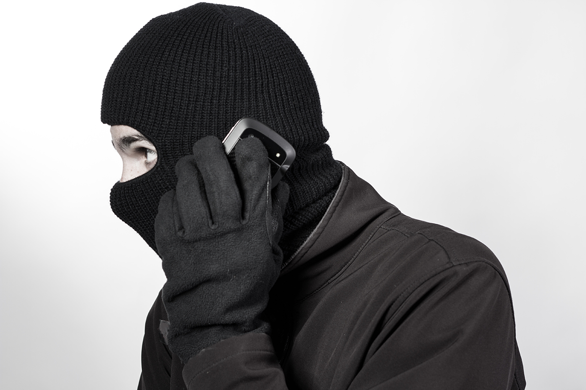 Sagen Sie diese beiden Wörter niemals, wenn Sie ans Telefon gehen, wenn Sie nicht Opfer von Betrügern werden wollen