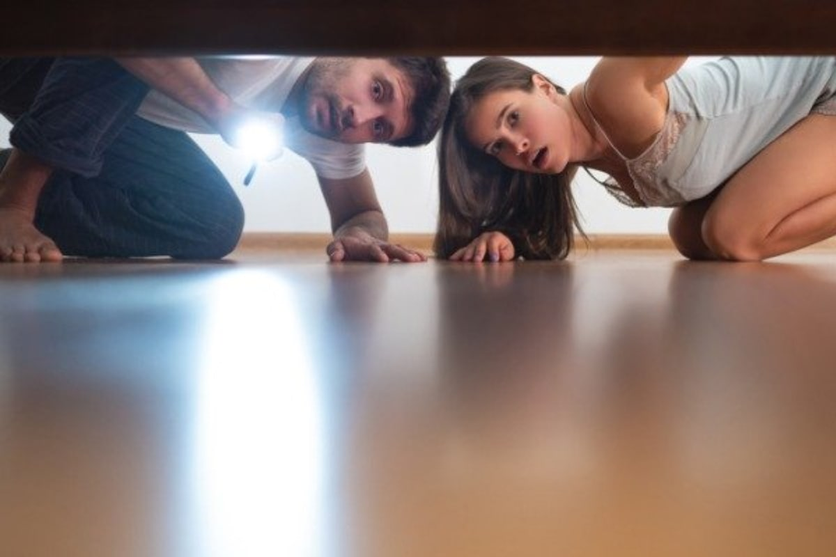 Was sollte man laut Feng Shui niemals unter dem Bett aufbewahren?