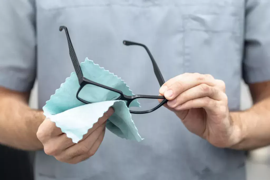 Verwenden Sie keine Lappen und Servietten mehr, diese erstaunliche Methode macht Ihre Brille perfekt sauber und kratzerfrei