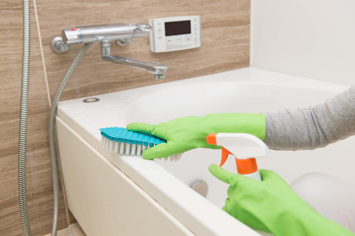 Das Badezimmer strahlend weiß geputzt: die einfachsten und effektivsten Tricks von einer bekannten Putzfrau.