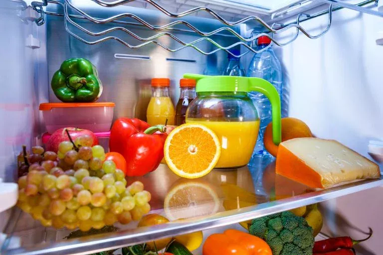Wie man unangenehme Gerüche aus dem Kühlschrank mit einer einzigen Küchenzutat beseitigt