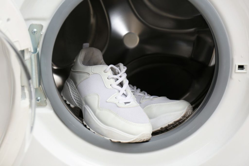 Wie man Schuhe in der Waschmaschine wäscht und sie wie neu aussehen lässt Erfahren Sie, wie Sie Schuhe in der Waschmaschine waschen und sie wie neu aussehen lassen können, ohne sie zu beschädigen. Befolgen Sie diese einfachen Schritte!
