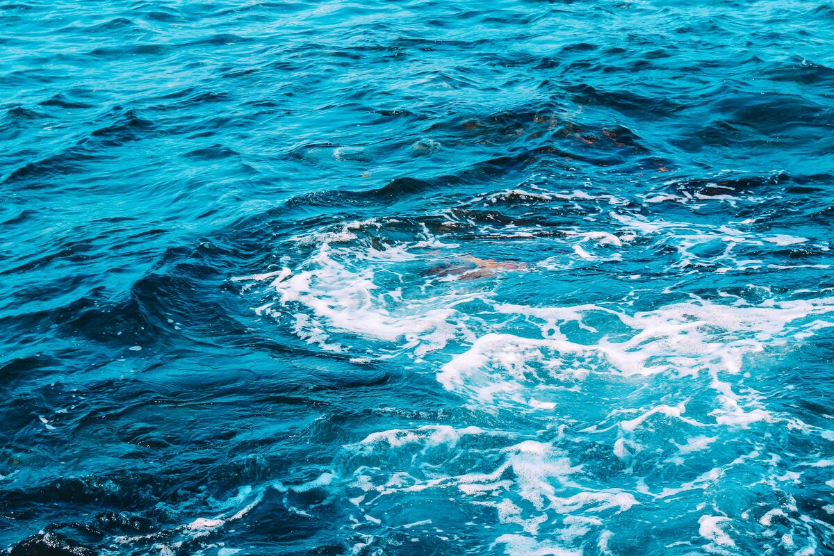 Unter der Erdkruste befindet sich ein Ozean, der mehr Wasser enthält als die Ozeane an der Oberfläche: Er liegt in einer Tiefe von 600 km unter der Erde.
