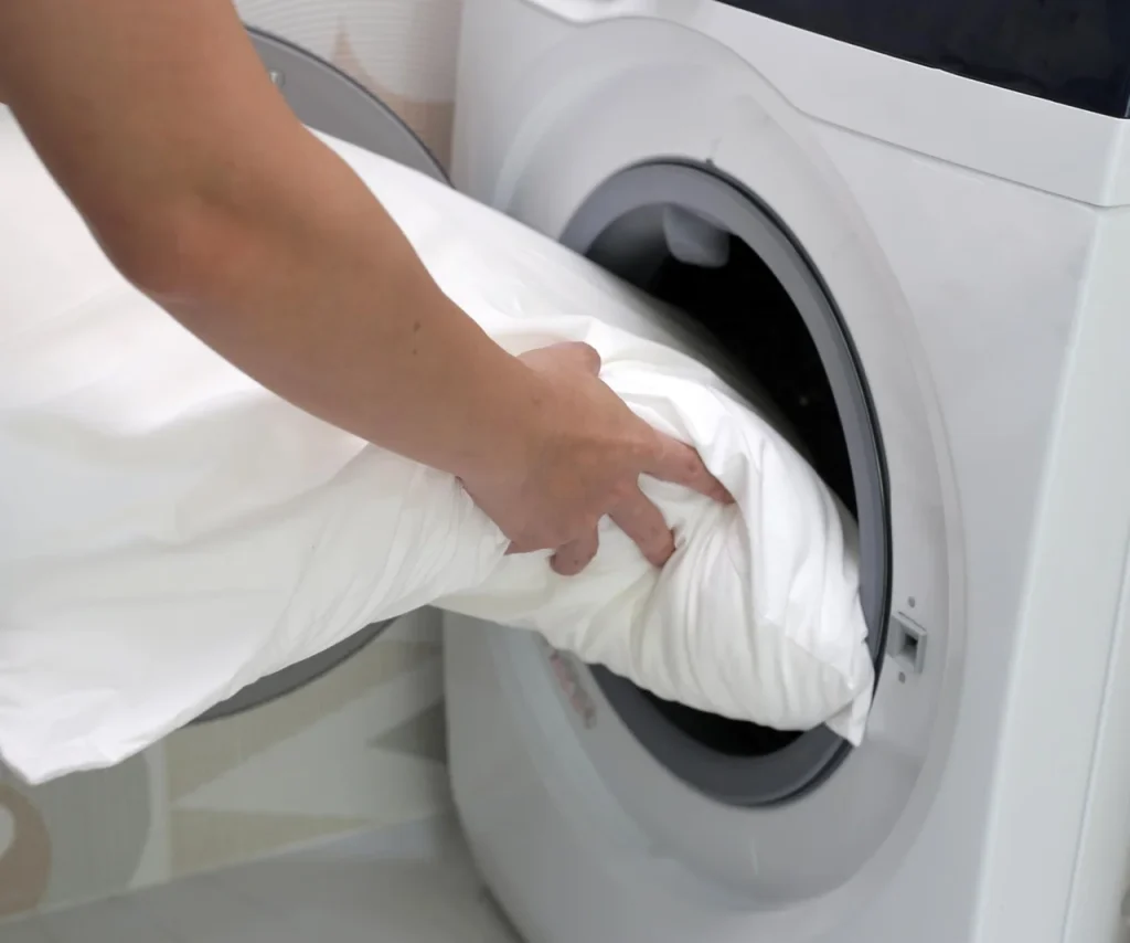 Die Wäscherei empfiehlt, Kissen auf diese Weise zu waschen. Mischen Sie zwei preiswerte Zutaten, und die gelben Flecken werden verschwinden. Methode zum Waschen von Kissen