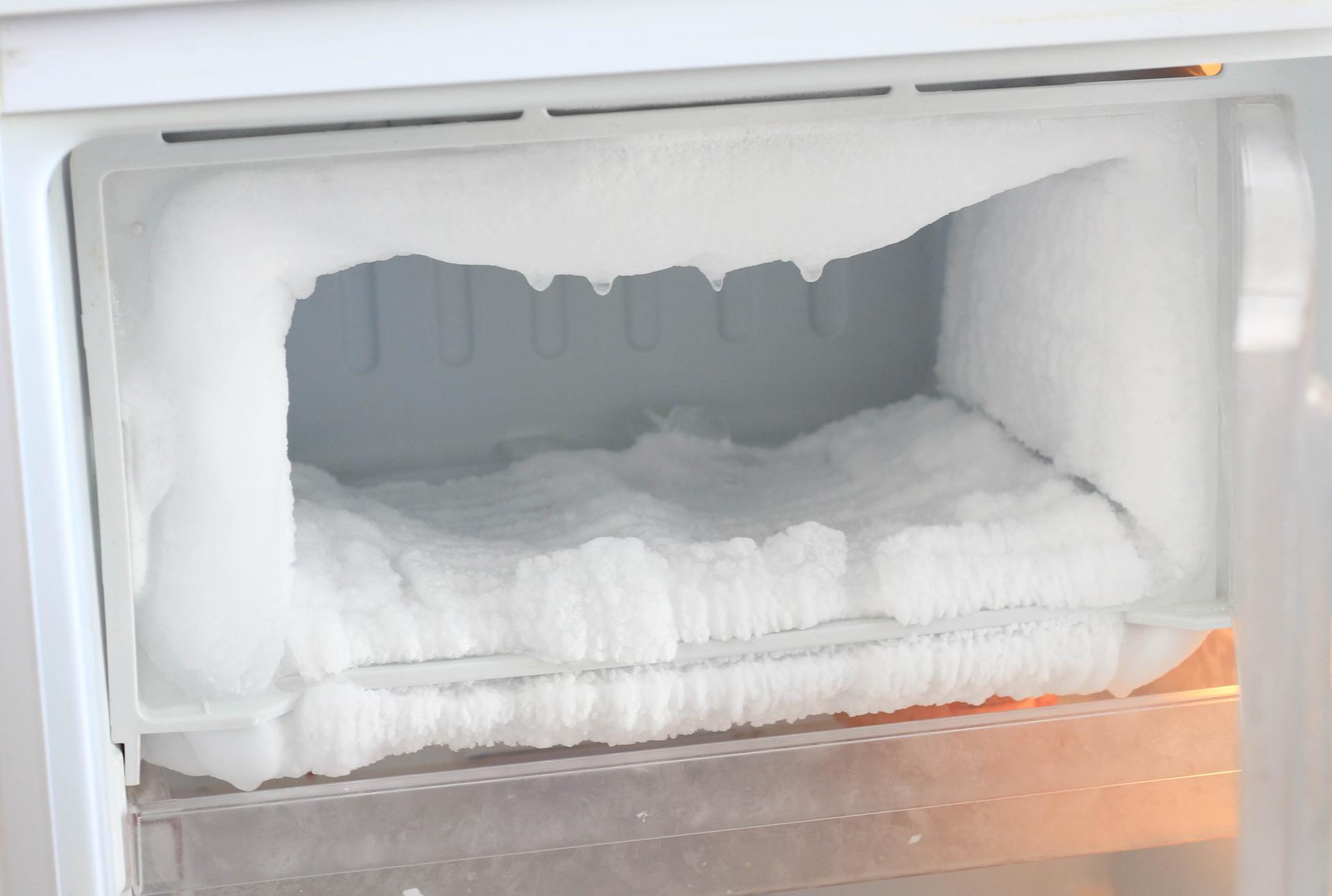 Mit einem einfachen Trick mit Alufolie können Sie in wenigen Minuten das Eis aus Ihrem Gefrierschrank entfernen