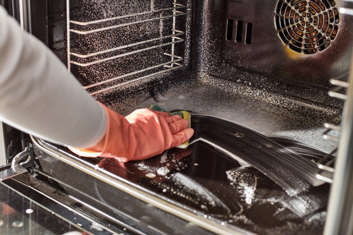 Weder Backpulver noch Fettlöser: Eine Methode, die WIRKLICH funktioniert, um einen stark verschmutzten Backofen zu reinigen