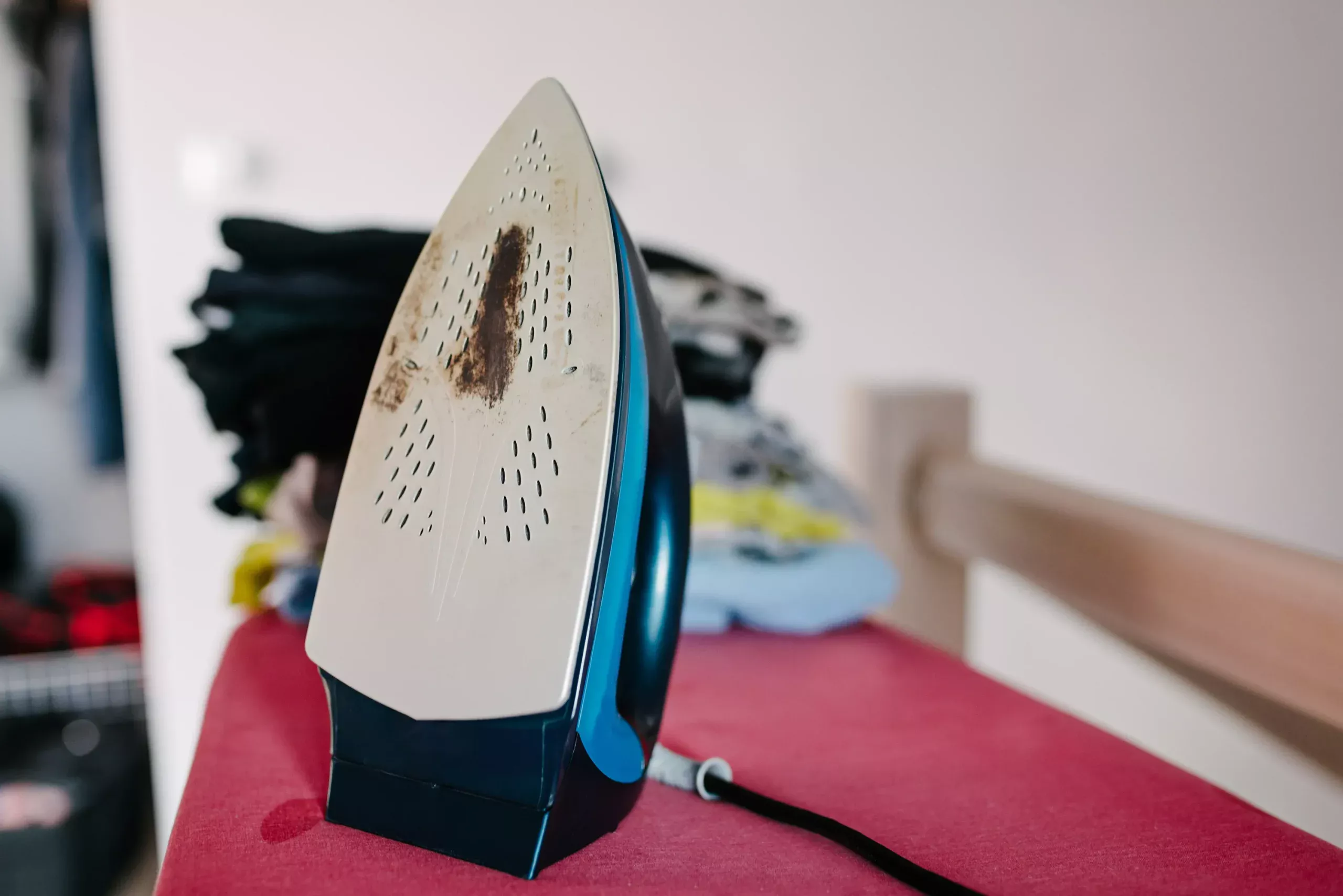 Vergessen Sie angebranntes Bügeleisen. Das beste Reinigungsmittel finden Sie in Ihrem Medikamentenschrank