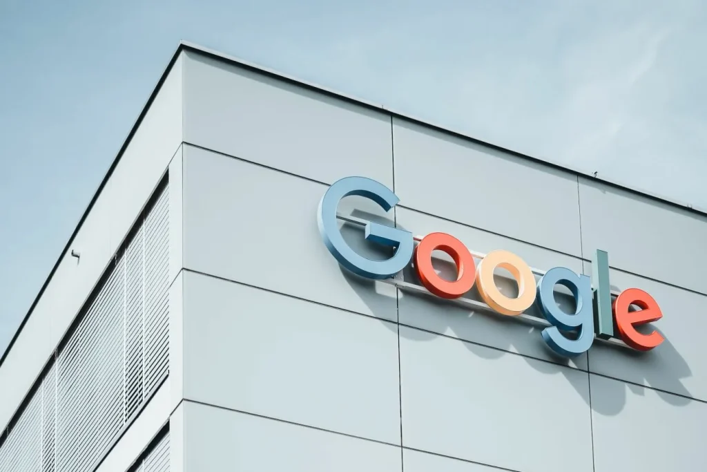 Ein Solarenergieunternehmen hat Google wegen seiner Suchmaschine mit künstlicher Intelligenz verklagt: Es wirft dem Unternehmen Betrug vor.