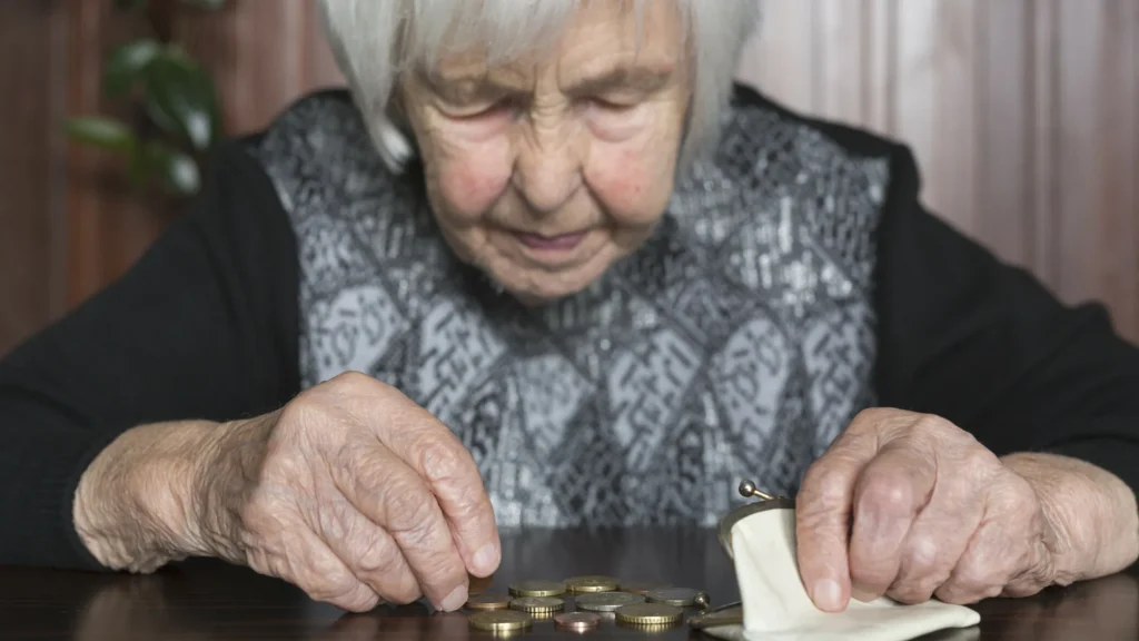 Achtung, Rentner: Der Staat nimmt jedem das Geld weg, der es vorzeitig abgibt.