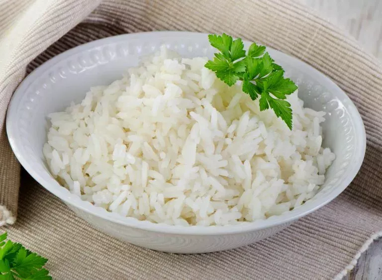 Aus diesem Grund wird empfohlen, Reis mit einer kleinen Menge Essig zu kochen (was kaum jemand weiß).