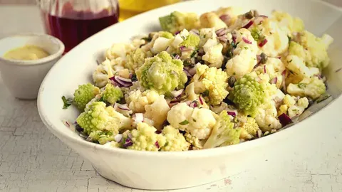 Blumenkohl-Eiersalat ist besser als Caesar oder griechischer Salat. Man kann ihn ständig essen.