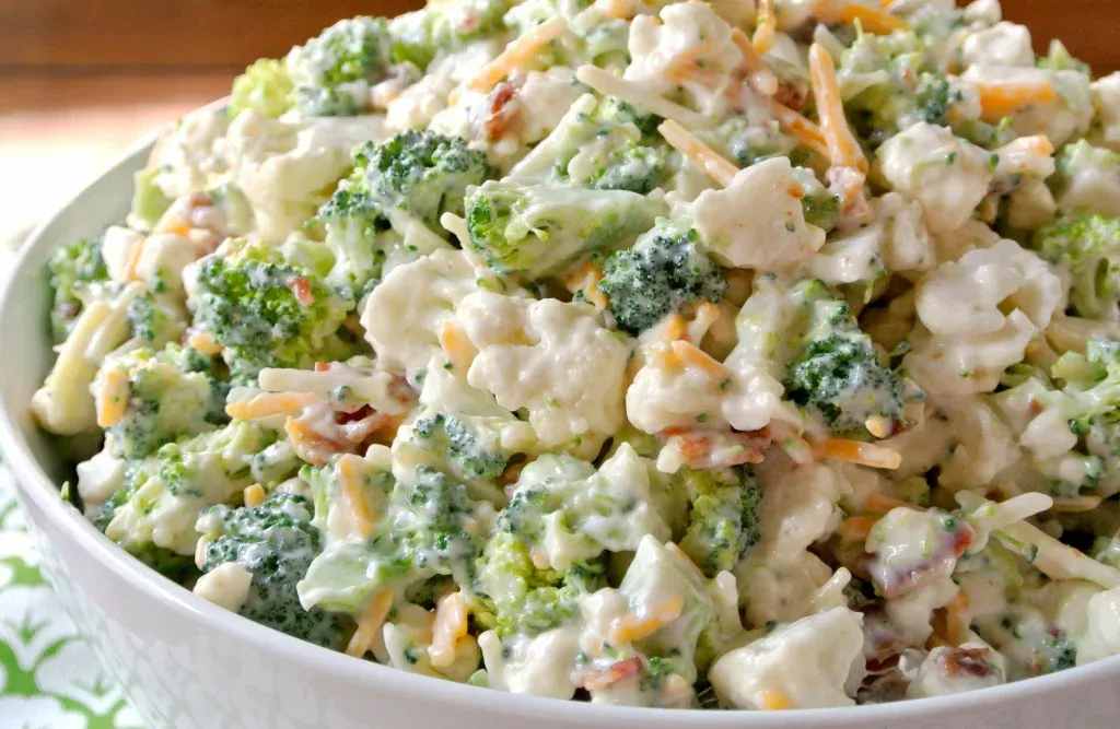 Blumenkohl-Eiersalat ist besser als Caesar oder griechischer Salat. Man kann ihn die ganze Zeit über essen.