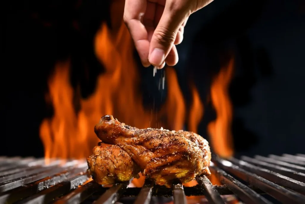 Salz auf die Glut beim Grillen: Warum viele Grillfans diese Methode anwenden