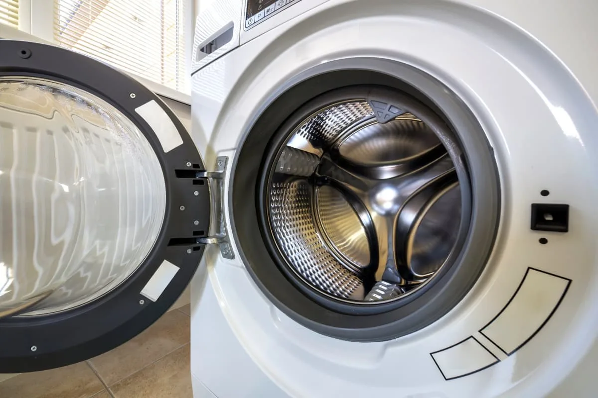 Viele lassen die Tür der Waschmaschine nach dem Gebrauch offen: eine einfache Geste, die Hunderte von Euro spart
