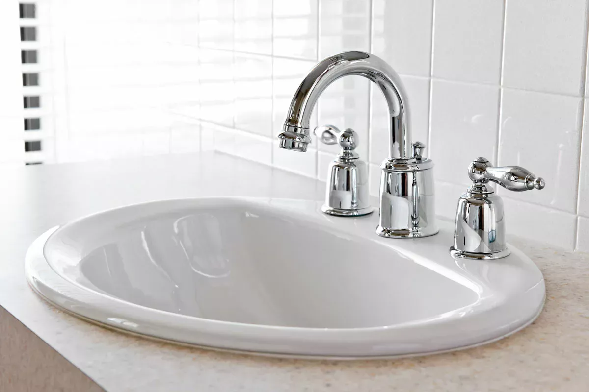 Ein einfacher Trick mit Salz, der Ihr Badezimmer mühelos wie neu aussehen lässt