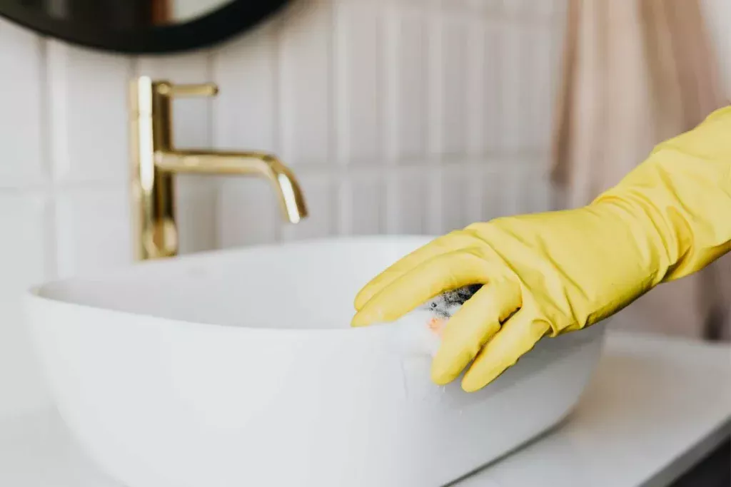 Ein einfacher Trick mit Salz, der Ihr Badezimmer mühelos wie neu aussehen lässt